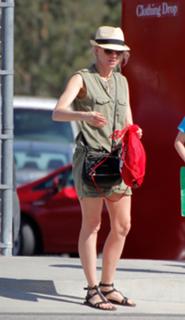 Naomi Watts feet photo thumbnail