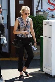 Naomi Watts feet photo thumbnail