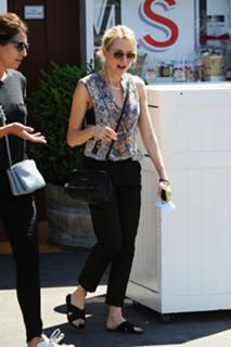 Naomi Watts feet photo thumbnail