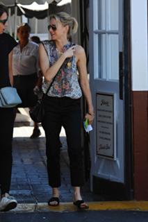 Naomi Watts feet photo thumbnail