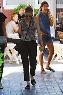 Naomi Watts feet photo thumbnail