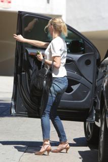 Naomi Watts feet photo thumbnail