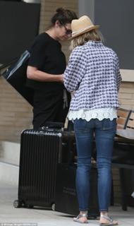 Naomi Watts feet photo thumbnail