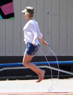 Naomi Watts feet photo thumbnail