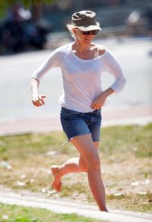 Naomi Watts feet photo thumbnail