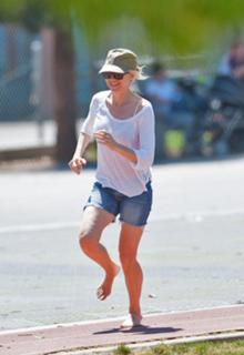 Naomi Watts feet photo thumbnail
