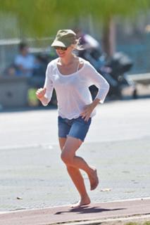 Naomi Watts feet photo thumbnail