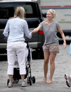Naomi Watts feet photo thumbnail