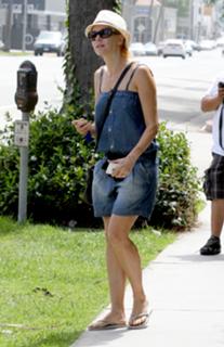 Naomi Watts feet photo thumbnail