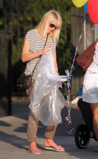 Naomi Watts feet photo thumbnail