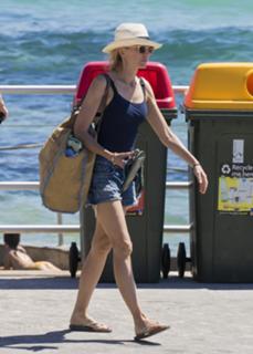 Naomi Watts feet photo thumbnail