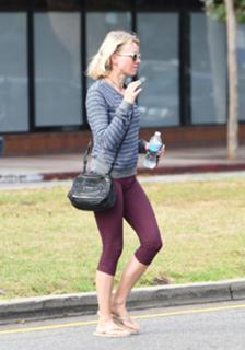 Naomi Watts feet photo thumbnail
