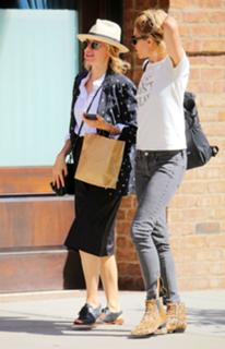 Naomi Watts feet photo thumbnail