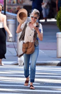 Naomi Watts feet photo thumbnail