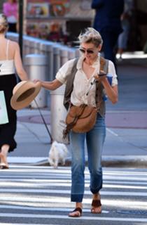 Naomi Watts feet photo thumbnail