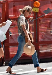 Naomi Watts feet photo thumbnail