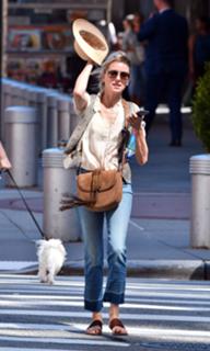 Naomi Watts feet photo thumbnail