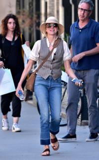 Naomi Watts feet photo thumbnail