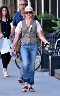 Naomi Watts feet photo thumbnail