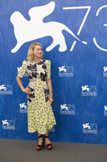 Naomi Watts feet photo thumbnail