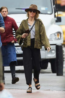 Naomi Watts feet photo thumbnail