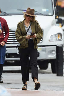 Naomi Watts feet photo thumbnail