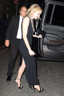 Naomi Watts feet photo thumbnail