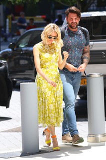 Naomi Watts feet photo thumbnail