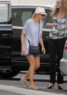 Naomi Watts feet photo thumbnail