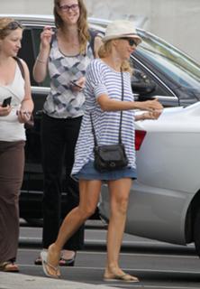 Naomi Watts feet photo thumbnail