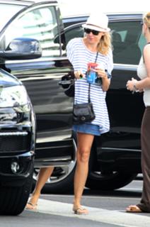 Naomi Watts feet photo thumbnail