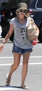 Naomi Watts feet photo thumbnail