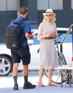 Naomi Watts feet photo thumbnail