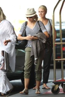 Naomi Watts feet photo thumbnail