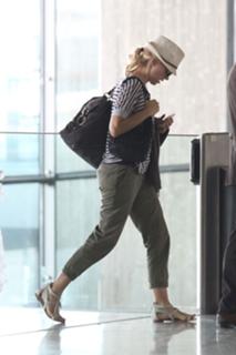 Naomi Watts feet photo thumbnail