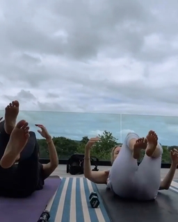 Naomi Watts feet photo thumbnail