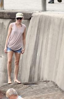 Naomi Watts feet photo thumbnail