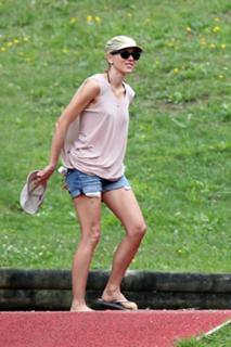 Naomi Watts feet photo thumbnail