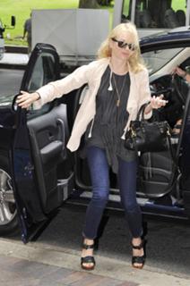 Naomi Watts feet photo thumbnail