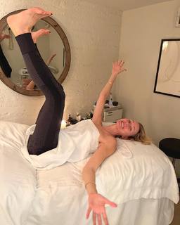 Naomi Watts feet photo thumbnail