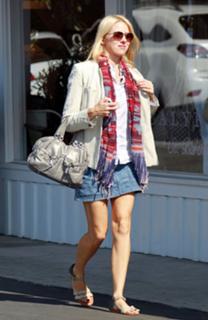 Naomi Watts feet photo thumbnail