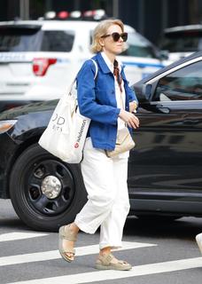 Naomi Watts feet photo thumbnail