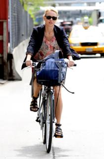 Naomi Watts feet photo thumbnail