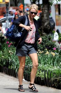 Naomi Watts feet photo thumbnail