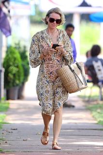 Naomi Watts feet photo thumbnail