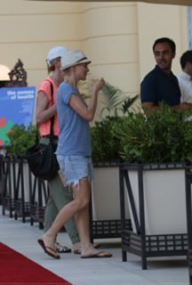 Naomi Watts feet photo thumbnail