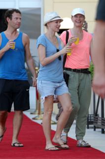 Naomi Watts feet photo thumbnail