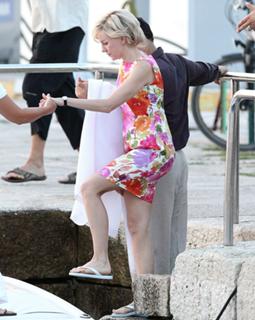 Naomi Watts feet photo thumbnail