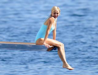 Naomi Watts feet photo thumbnail