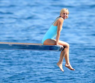 Naomi Watts feet photo thumbnail